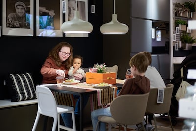 Eten tussen de prijskaartjes in showroom Ikea Eindhoven: ‘We voelden ons net figuranten’