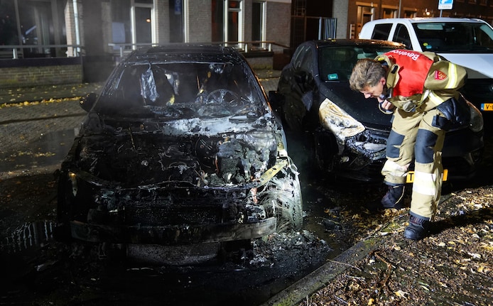 Een brandweerman bij de auto. 
