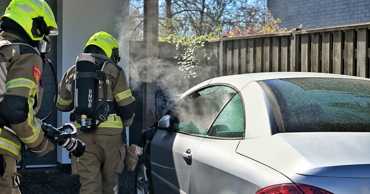 Geparkeerde auto vliegt in brand in Oisterwijk, buurtbewoners schieten te hulp