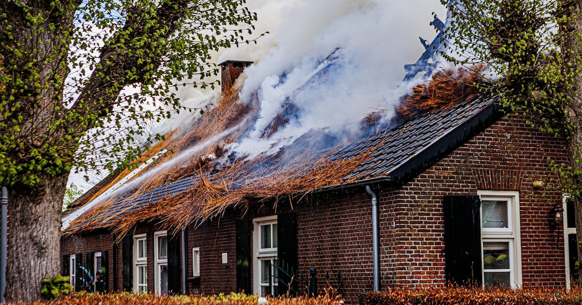 Brandende boerderij in Uden is niet meer te redden, NL-Alert verstuurd vanwege rook