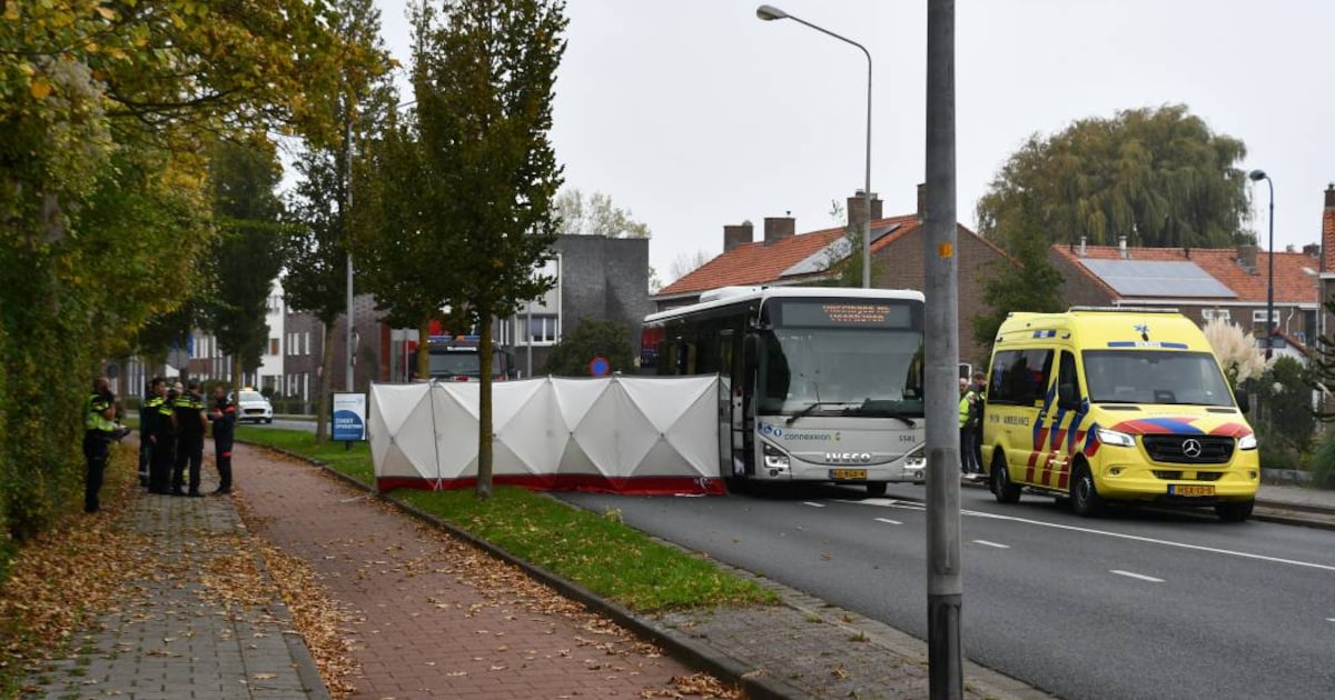 Fietster overleden na botsing met stadsbus.