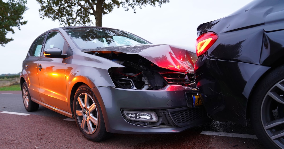 Hard remmende bestuurder zorgt voor botsing tussen twee auto’s in Biezenmortel.