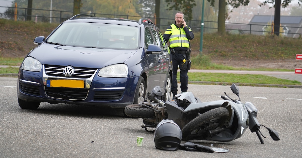Scooterrijder botst frontaal op auto in Dongen en komt ten val