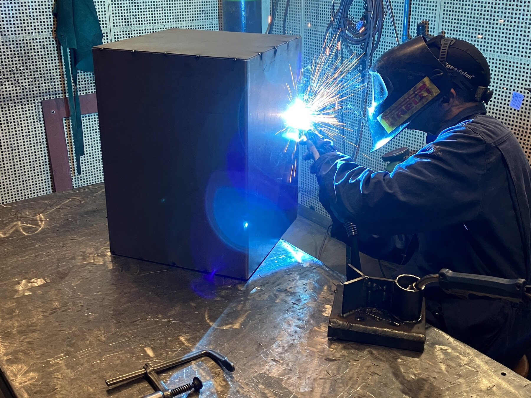 Gedetineerden PI Vught maken kachels voor Oekraïne: ‘Voor de mensen daar van levensbelang’ 