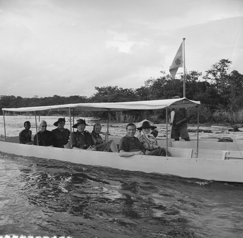 Prinses Beatrix en haar kersverse echtgenoot prins Claus tijdens een vaartocht op hun huwelijksreis door Suriname in 1966.