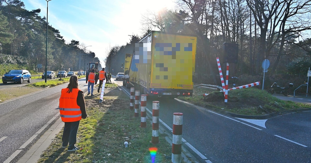 Vrachtwagen ramt hoogtebeperker bij Aalst: weg deels dicht en verkeer omgeleid
