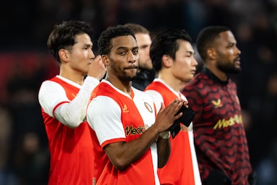 https://images.bd.nl/NDQ2OGE2OTE3YTUwYzIwMzFjZWYvZGlvLzI2Nzg2NzcyOC9maXQtd2lkdGgvNDAw/rotterdam-17-12-2025-stadium-feijenoord-de-kuip-season-2025-2026-dutch-toto-knvb-beker-football-match-between-feyenoord-sc-heerenveen-disappointed-feyenoord-player-quinten-timber-with-his-teamates-watanabe-ueda-and-lerin