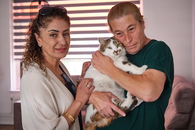 Ayse adopteerde aardbevingskat uit Turkije, maar krijgt twee jaar later opeens gepeperde rekening: ‘Dit kan ze echt niet betalen’