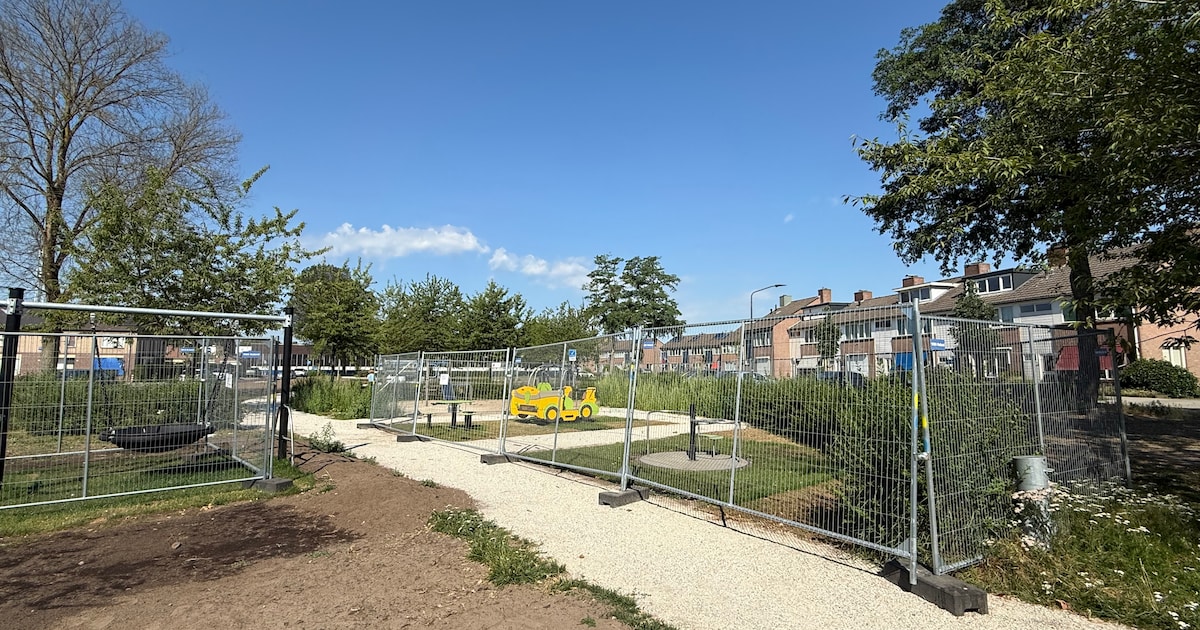 Dit is waarom er nog hekken om de nieuwe speeltuintjes in Vught staan