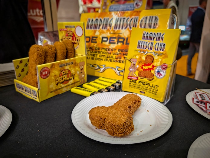 Grote deurklopper in de vorm van een hand, van zwaar messing
