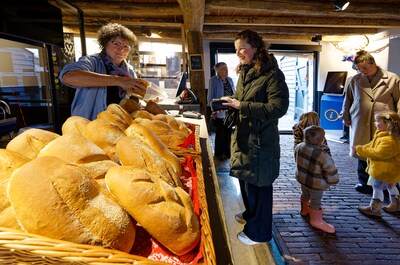 Vers brood is ‘in’, dat merken ze ook bij het bakhuis in Liempde, daar vliegen de warme broden over 