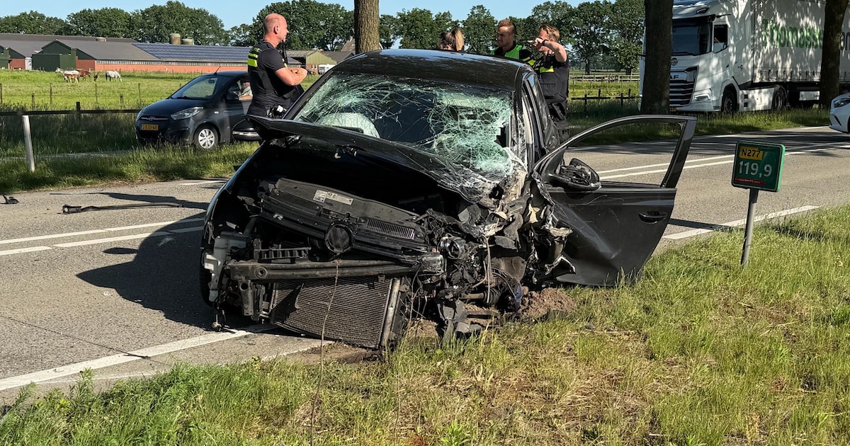 Twee auto’s botsen frontaal op elkaar bij Landhorst