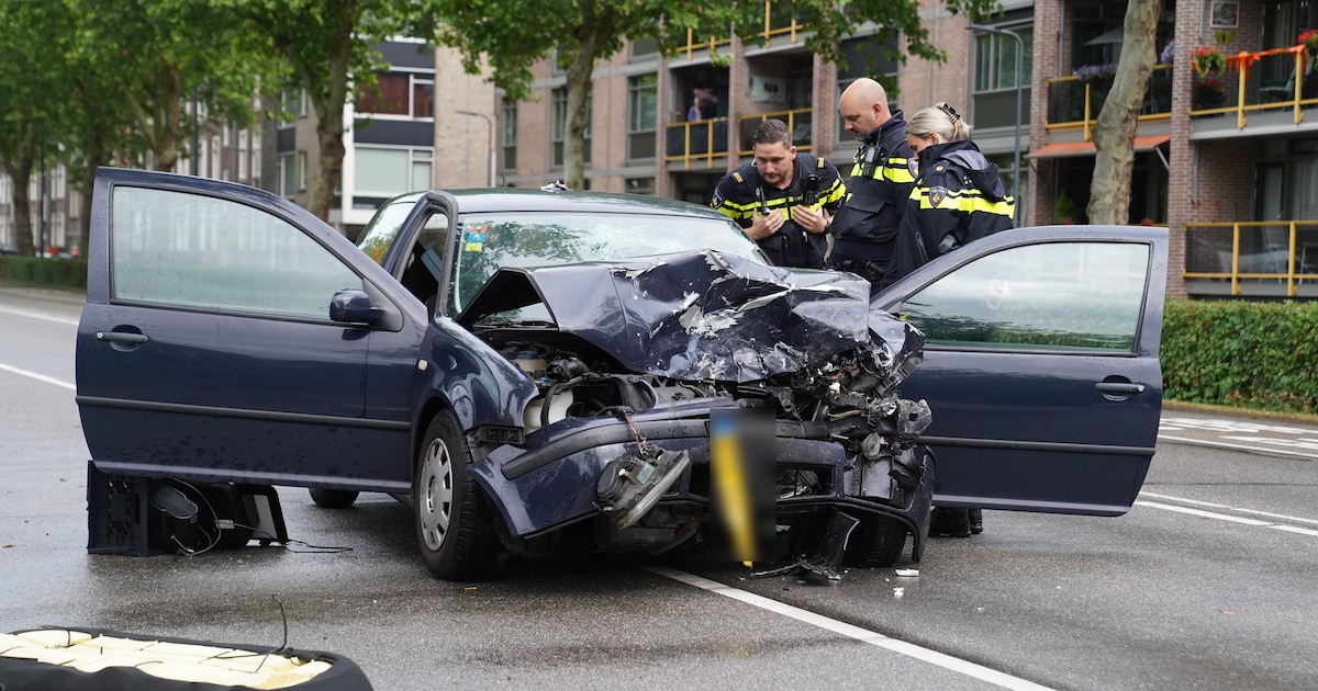 Auto en autohoogwerker botsen frontaal in Den Bosch, twee gewonden naar ziekenhuis