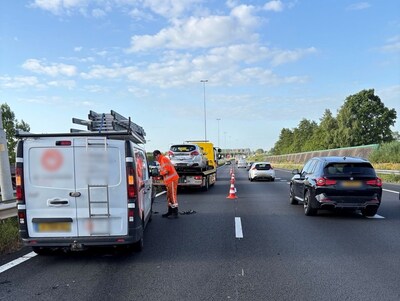 Auto en bestelbus botsen op A27 bij Nieuwendijk, op hoogtepunt uur lang in de file naar Breda