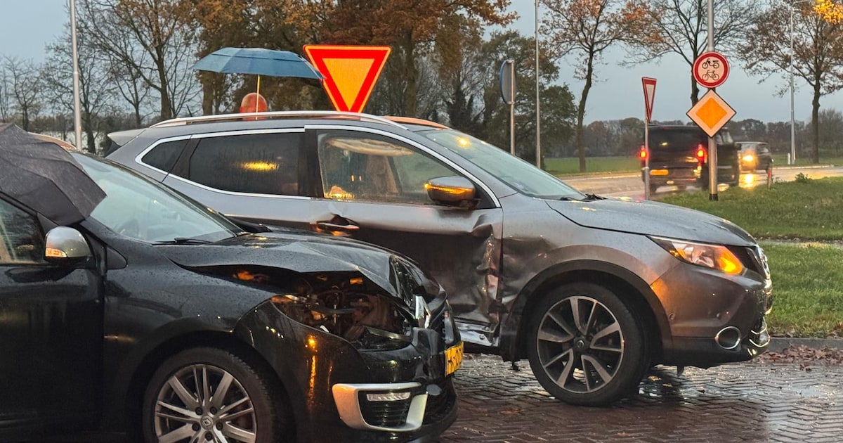 Twee auto’s botsen op de N272 bij Oploo