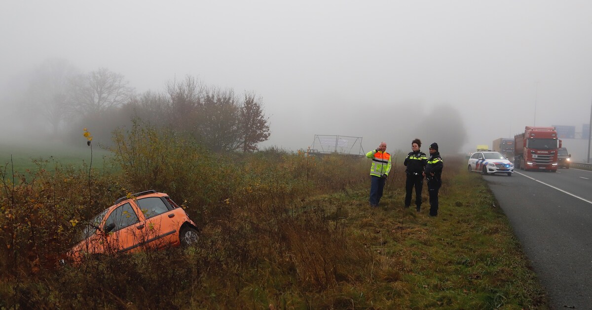Vrachtwagen tikt traag autootje sloot in langs A73 bij Rijkevoort: bestuurster met schrik vrij