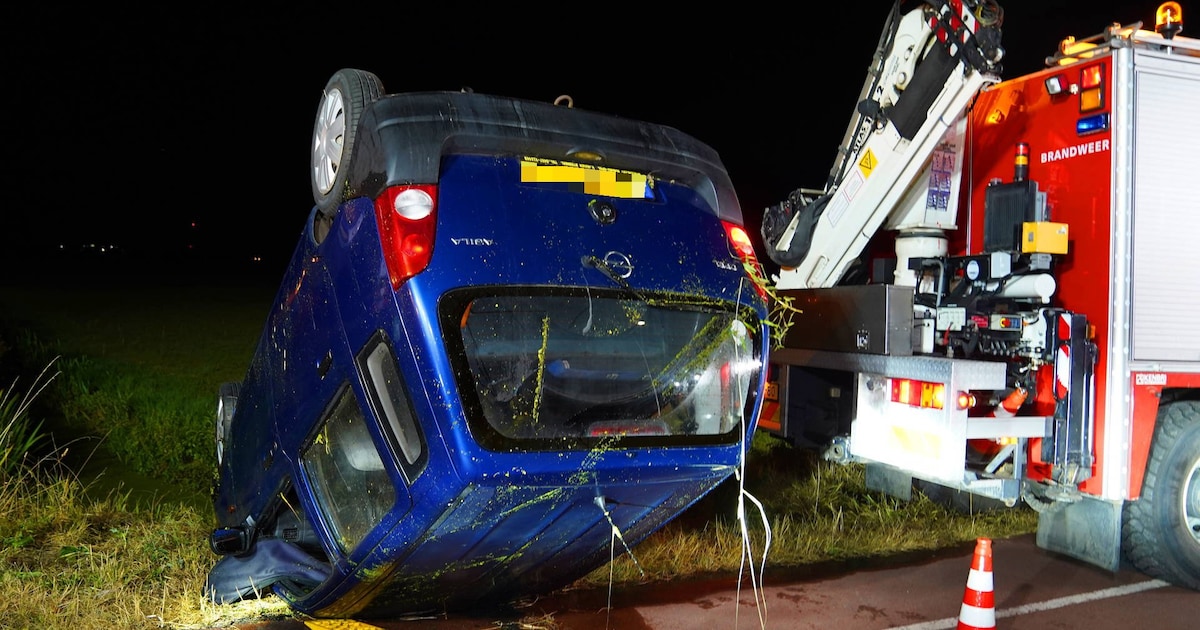 Auto belandt in water in Bruchem, twee inzittenden later gevonden door politie