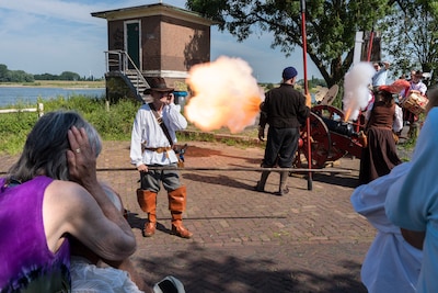Oren dicht! Knallend viert Zaltbommel dat het een Hanzestad is: ‘Geweldig dit’