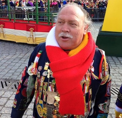 Oeteldonker ‘Toontje’ Beekwilder overleden: kleine grote man in het bakje naast Prins Amadeiro