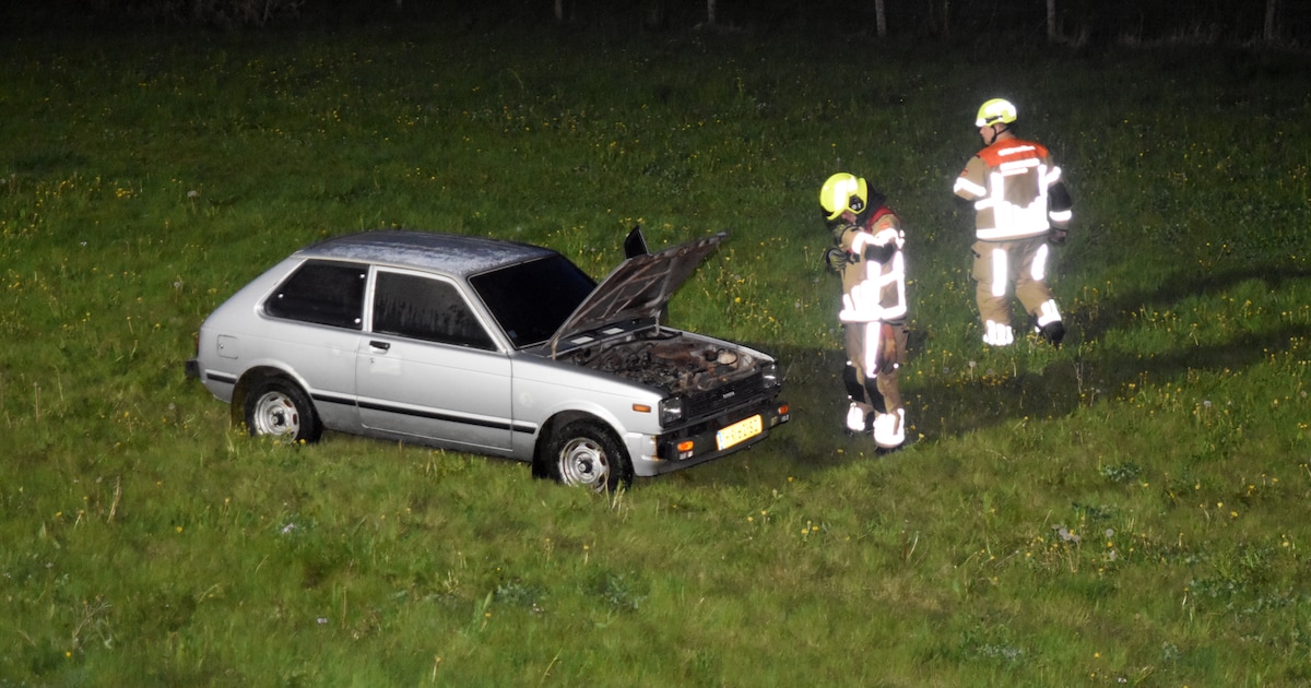 Brandende auto onderaan dijk aangetroffen in Zuilichem, bestuurder is spoorloos