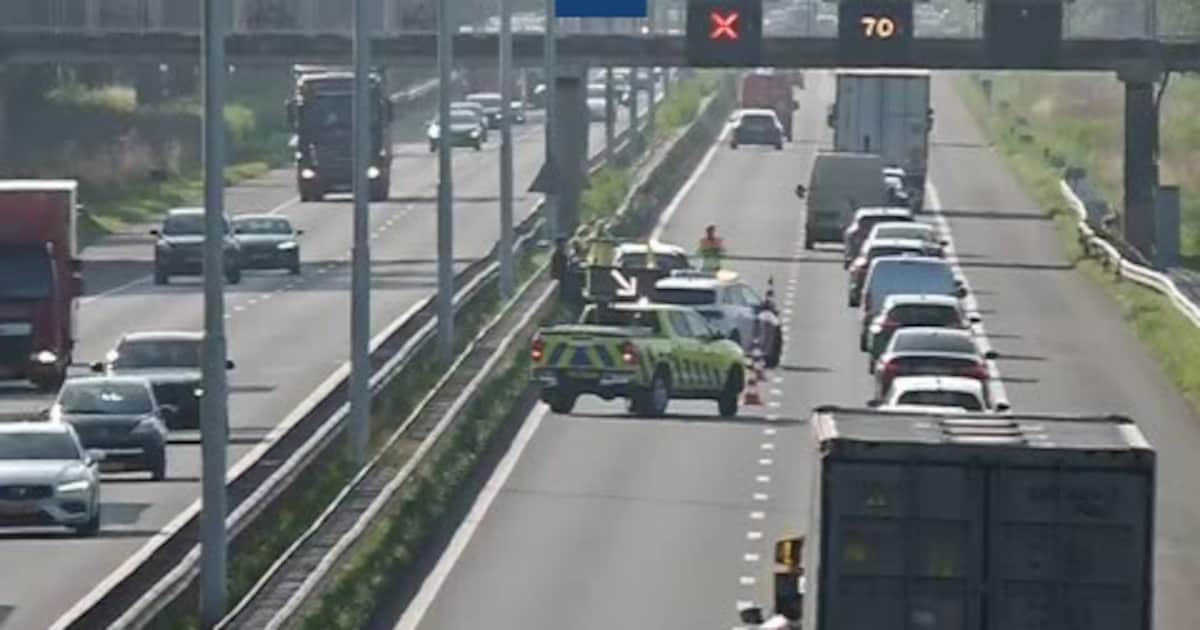 Verkeersdrukte door ongeluk vrachtwagens op A58, ruim een uur vertraging.