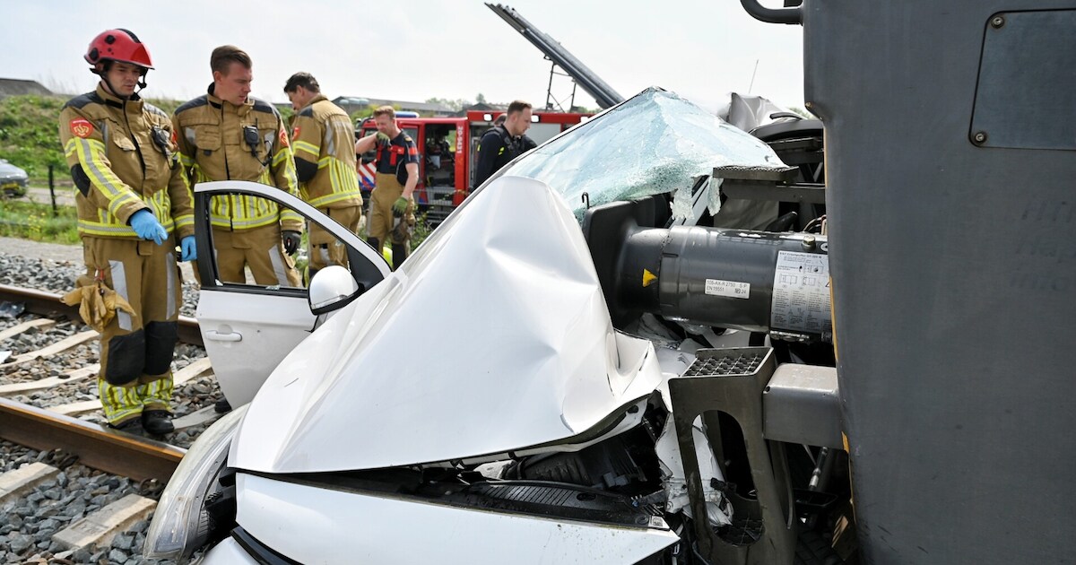Zwaargewonde bij ongeval op het spoor in Berkel-Enschot: auto belandt onder goederentrein