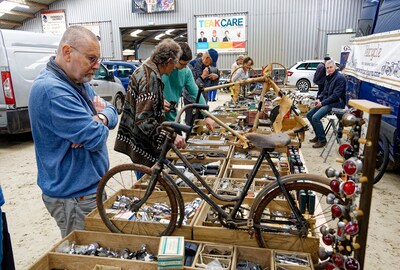 Antieke fietsen zijn niet alleen iets voor oudere mannen, ook Tiemen (16) is er gek op, in zijn geva