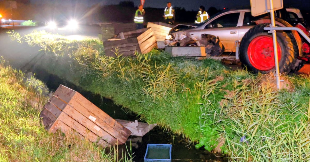 Auto total loss na botsing met tractor in Opijnen, fruitkisten tot in de sloot