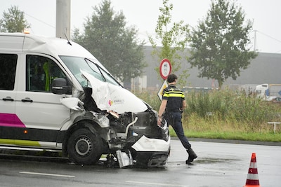 Grote schade aan Enexis-bus door botsing met vrachtwagen op Tilburgs kruispunt, week na dodelijk ong