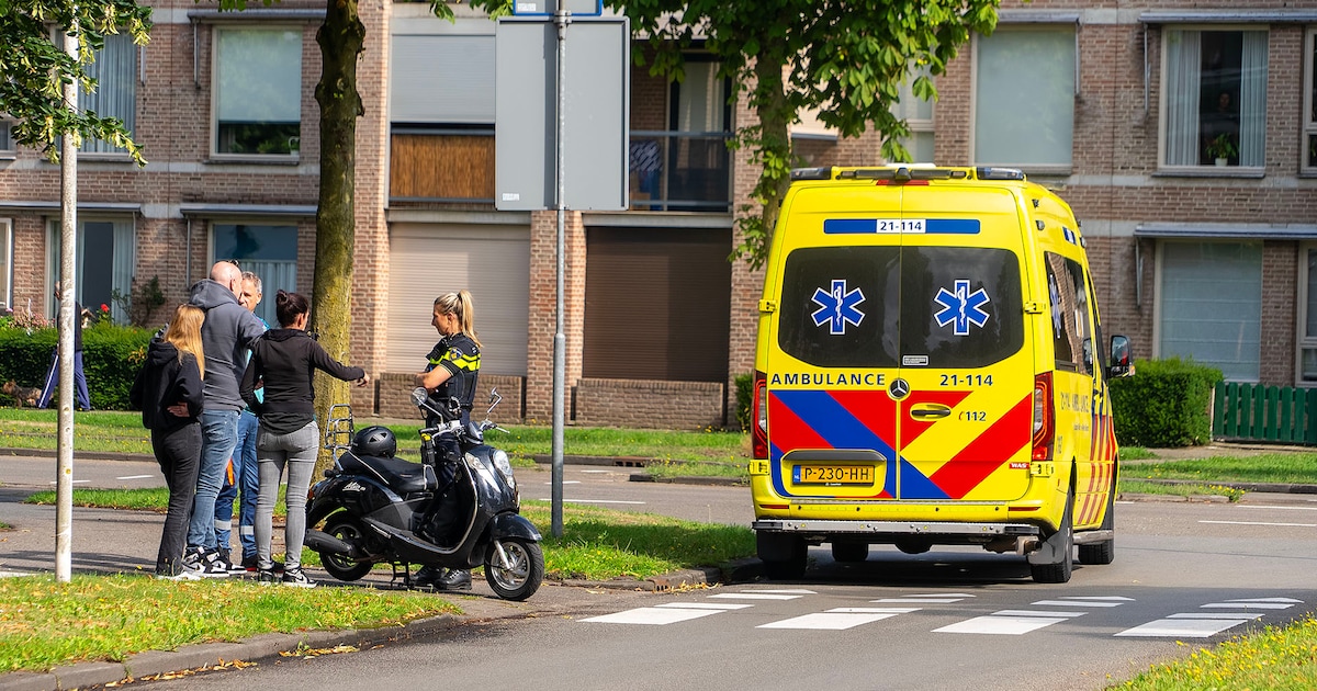 Scooterrijder raakt gewond bij botsing met auto op oversteekplaats in Oss.