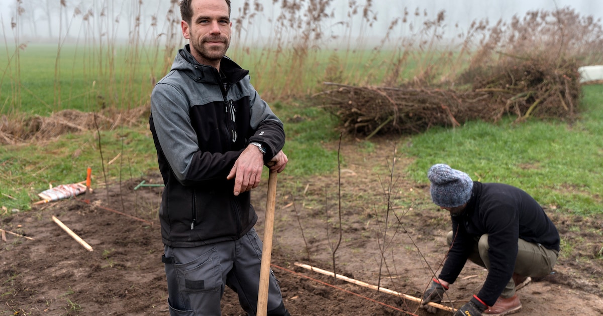 Marc (40) verloor jong zijn ouders, nu helpt hij jongeren opbloeien in de natuur