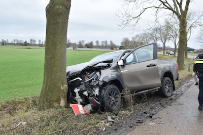 Auto komt tegen boom tot stilstand na botsing op voorligger op kruising bij Ammerzoden