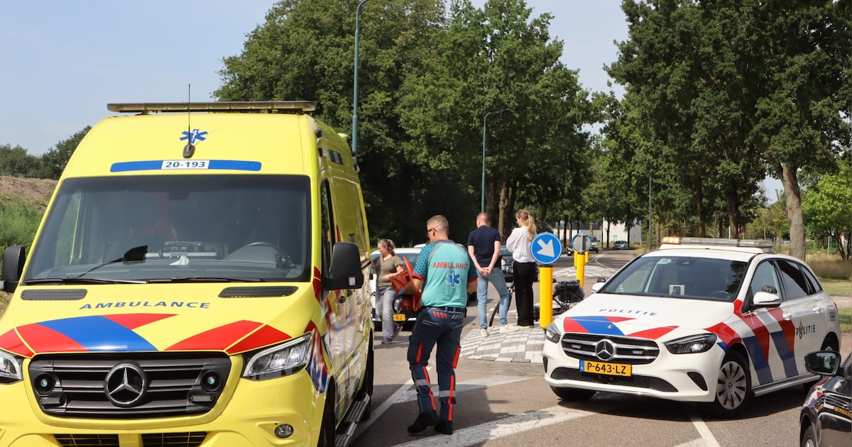 Fietsster steekt straat vlak bij de Efteling over en wordt aangereden, gewond naar ziekenhuis.