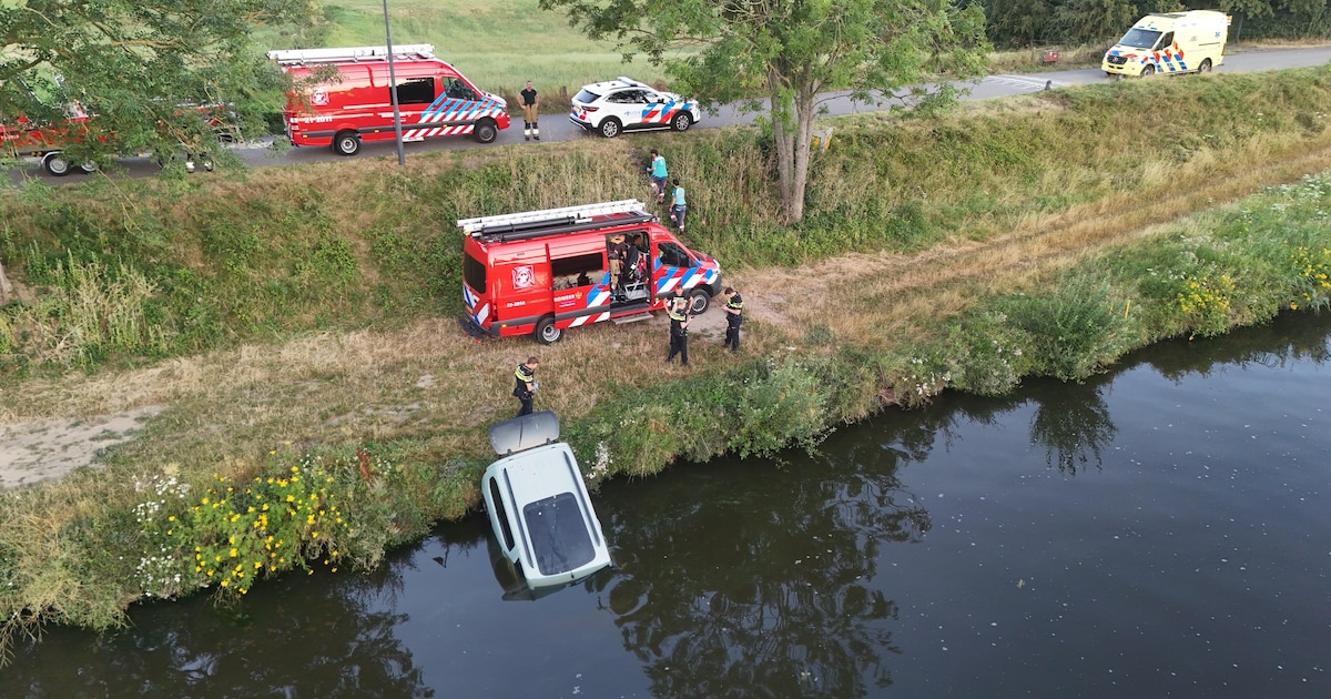 Auto gevonden in het water in Engelen, duikteam rukt uit
