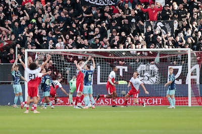 LIVE eredivisie | Mika Godts schiet Ajax met afstandsknal dichter bij FC Utrecht, Oscar Gloukh mist kans op gelijkmaker