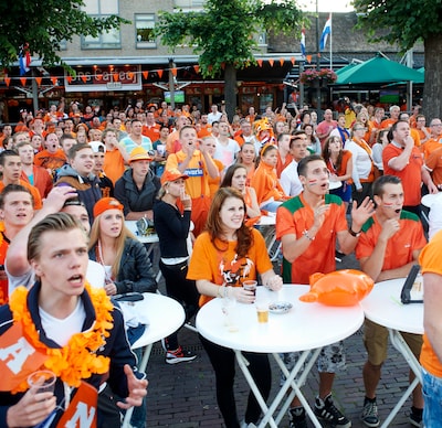 Buiten feesten en op een groot scherm naar Oranje kijken? Hi