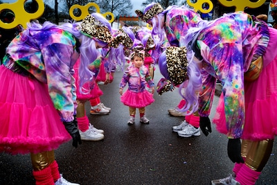 De carnavalspakken in Handel zijn ‘Made in Bergkneuterrijk’ en dat zie je