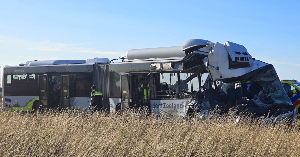 Zeventien gewonden bij ongeval tussen vrachtwagen en lijnbus.
