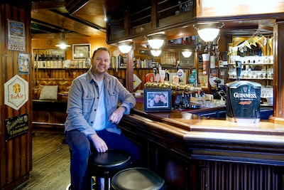 Kroegbaas Bram viert zilveren jubileum De Pub Rossum: ‘Dit is mijn jongensdroom’