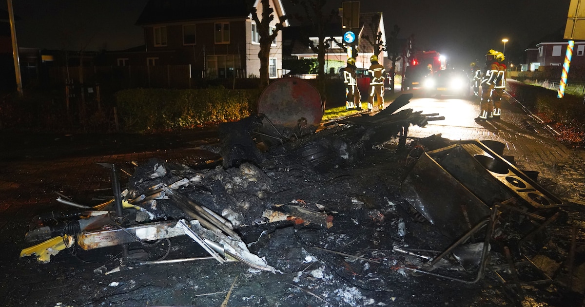 Caravan met hout en autobanden midden op kruispunt in brand gestoken in Poederoijen