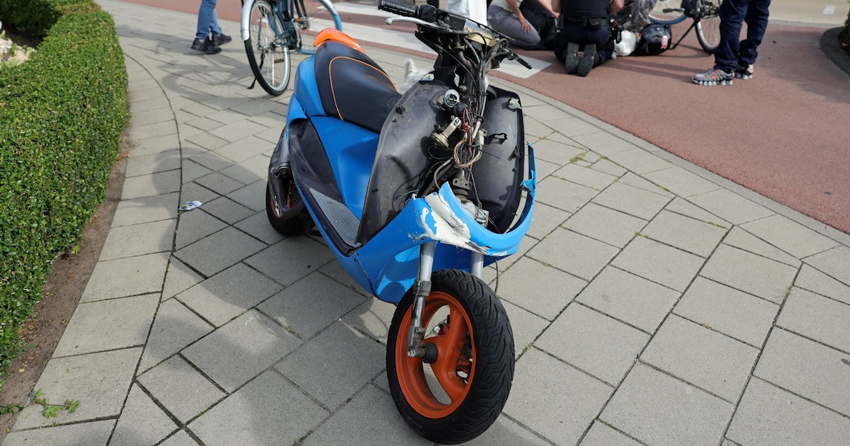 Scooterrijder gewond na botsing tegen paal op kruising in Waalwijk.