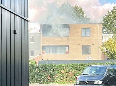 Brand in woning in Tilburg, rook trekt uit raam