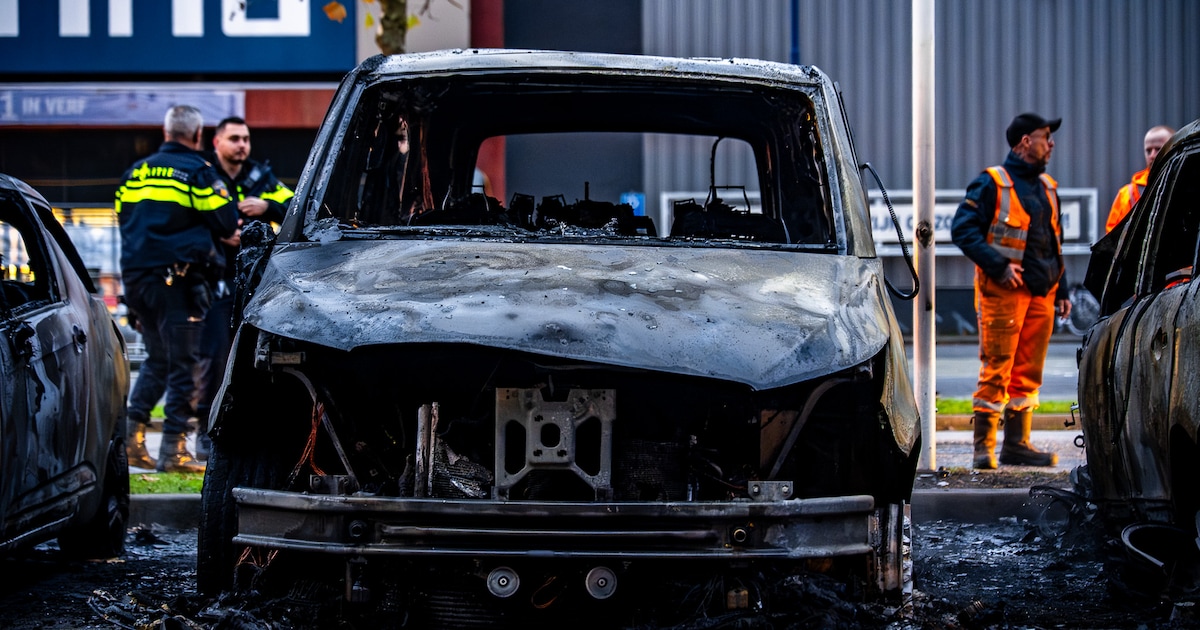 Forse schade bij drie voertuigen door brand in Veghel