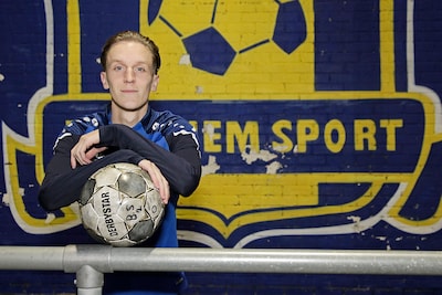 Paris Hoeks baalt van rode kaarten, maar blijft scoren én leren bij Berghem Sport: ‘Dat gaat me nooit meer gebeuren’