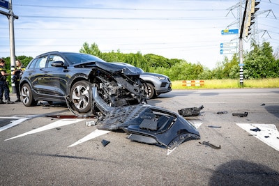 Drie auto’s zwaar beschadigd bij botsing op drukke kruising in Tilburg, verkeer loopt vast