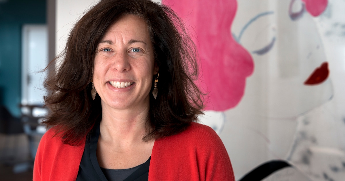 Sabine (41) lag 22 uur per dag in bed door long covid: ‘Mijn oude ik loslaten voelde als een rouwpro