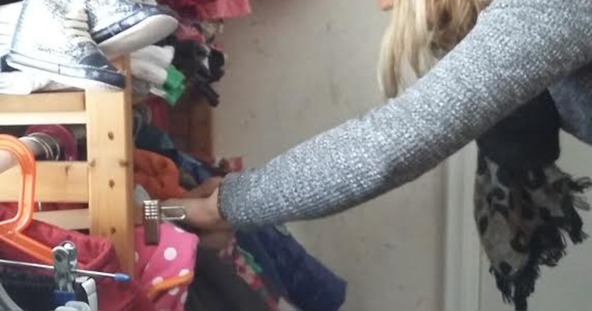 Bij ruilpunt Krijgdekleertjes in Middelrode wordt niet alleen over kinderkleding gesproken