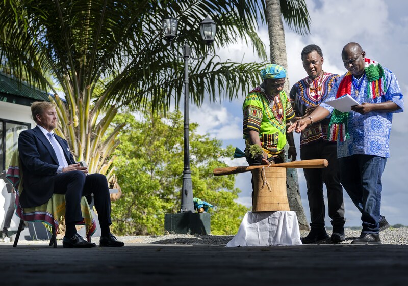 Koning Willem-Alexander tijdens het ritueel. 