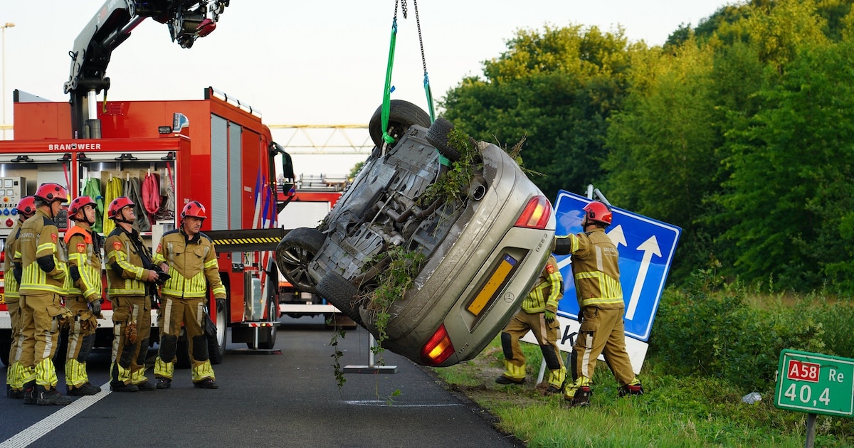 Automobilist gewond op A58 bij Tilburg: auto eindigt op z’n kant na botsing met verkeersborden.