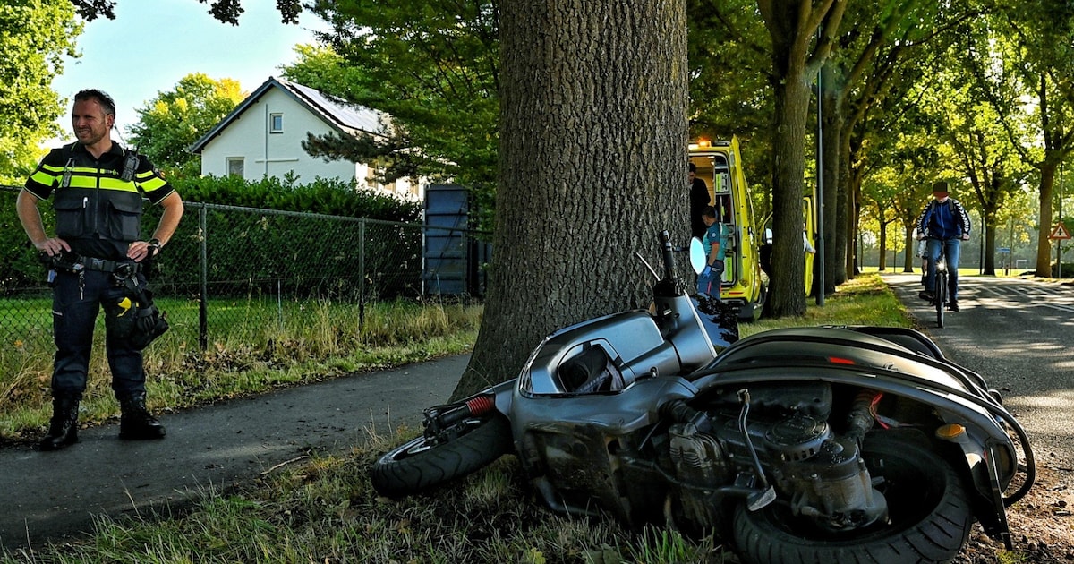 Jongen op scooter lichtgewond na botsing met auto in Heukelom.